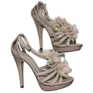 CHIC BLUSH FLORAL Heels Worn Once 6 1/2 Gorgeous